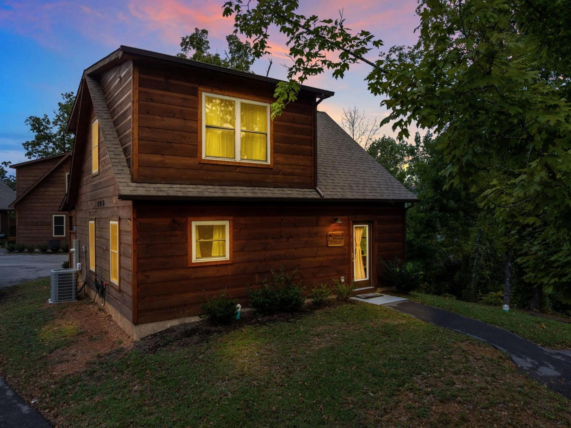 Fully Loaded Cabin In Heart Of Pigeon Forge Exteriör bild